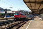 BR 111/805069/so-ganz-ohne-logo-wirkt-eine So ganz ohne Logo, wirkt eine Lok doch irgendwie „nackt“, zumal wie wenn sie einfarbig ist...
Die 111 213-5 (91 80 6111 213-5 D-ZUG) der smart rail GmbH (München) fährt am 02.03.2023 auf Tfzf (Triebfahrzeugfahrt) durch den Bahnhof Betzdorf (Sieg) in Richtung Siegen.

Die Lok wurde 1984 von der Krauss-Maffei AG in München-Allach unter der Fabriknummer 19920 gebaut und als 111 213-5 an die Deutsche Bundesbahn geliefert. Bis 2021 war sie im Bestand der DB Regio AG. Ich gehe mal davon aus, man wird die Lok wohl bald in einer neuen Farbvariante sehen.

Im Hintergrund sieht man wie weit die Abbrucharbeiten am ehem. AW Betzdorf (Sieg), zu Reichsbahnzeiten auch Eisenbahnausbesserungswerk (EAW), sind. Hier soll Betzdorfs neuer Mittelpunkt der Stadt entstehen. Auf dem ca. 10.000 m² großen Areal sollen Wohnungen, Einkaufmöglichkeiten und Arbeitsplätze entstehen. Der unter Denkmalschutz stehende Gebäudeteil soll stehen bleiben.
