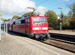 BR 111/809130/111-073-3-mit-doppelstockzug-in-memmingen 111 073-3 mit Doppelstockzug in Memmingen am 23.10.2021. Es war einer der letzten mit 111 lokbespannten Züge.