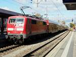 111 065-9 mit Doppelstockzug in Memmingen am 23.10.2021. Es ist einer der letzten RE 57 414 Memmingen -München Züge mit Doppelstockwagen.