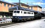 BR 111/833915/111-041-0-schleppt-194-160-8-durch 111 041-0 schleppt 194 160-8 durch den Bahnhof in Passau am 02.08.1986.