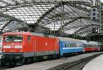 Nachtzug nach Minsk und Moskwa steht am 20 Mai 2001 in Köln Hbf mit 112 177 an der Spitze.