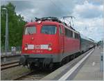 br-115-db-autozug/590332/die-db-115-293-3-ist-mit Die DB 115 293-3 ist mit ihrem CNL/NZ von Zürich/München am Ziel der Reise, in Binz auf Rügen eingetroffen. Der Bahnhof heisst heute Osteebad Binz, hiess aber auch 'nur' Binz oder Grossbahnhof Binz (als Unterschiedung zu Binz Ost des Rassenden Rolands).
26. Mai 2006 