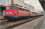 br-115-db-autozug/594847/die-db-115-459-0-steht-mit Die DB 115 459-0 steht mit einigen Reisezugwagen und zwei Loks am Zugschluss in Ulm.
2. Jan. 2018