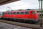 br-115-db-autozug/648731/seit-januar-2019-auch-nicht-mehr Seit Januar 2019 auch nicht mehr im Dienst...

Die DB 115 350-1 (91 80 6115 350-1 D-DB), ex DB 110 350-6, ex DB E10 350, mit einem IC am 06.05.2017 im Hbf Hannover.

Die E10.3 (Bügelfalte) wurde 1964 von Krauss-Maffei in München-Allach unter der Fabriknummer 19055 gebaut, die elektrische Ausrüstung ist von SSW (Siemens-Schuckert-Werke). Geliefert wurde sie als E10 350 an die Deutsche Bundesbahn. Mit der Einführung des EDV-Nummernsystems wurde sie zum 01.01.1968 zur DB 110 350-6. Zum 01.07.2005 ging sie an die DB AutoZug GmbH und wurde daher ab 2006 als DB 115 350-1 geführt. 

Seit 2005 wurden über dreißig 110 und 113 von DB Regio an die damalige DB AutoZug (heute verschmolzen auf die Muttergesellschaft DB Fernverkehr) abgegeben. Um diese Maschinen buchhalterisch besser trennen zu können, erhielten die betroffenen 110 seit 2006 nach und nach die neue Baureihenbezeichnung 115 und wurden nach Berlin-Rummelsburg umstationiert, sodass erstmals Maschinen dieser Bauart in Ostdeutschland beheimatet sind.

Das Einsatzfeld der Lokomotiven sind Autozüge, außerdem verrichten sie diverse Übergabedienste und waren teilweise vor Fernzügen, wie zum Beispiel auf der Linie Berlin–Warschau im Einsatz.


Die Baureihe 110.3 (E10.3) verwendet den Lokkasten der E 10.12 (BR 112 > 113/113) mit stärker hervorgezogener Stirnfläche, auch als „Bügelfalte“ bezeichnet. Der Rahmen stützt sich über Schraubenfedern und Gummielemente auf die Drehgestelle ab. 
Alle Lokomotiven besitzen eine indirekt wirkende Druckluftbremse Bauart Knorr mit Hochabbremsung (bei hohen Geschwindigkeiten wird automatisch stärker gebremst) und zum Rangieren eine direkt wirkende Zusatzbremse. Die Lokomotiven verfügen zusätzlich über eine mit der Druckluftbremse gekoppelte fremderregte elektrische Widerstandsbremse. Die beim elektrischen Bremsen entstehende Wärme wird über Dachlüfter abgeführt. Erstmals in deutschen Lokomotiven wurde serienmäßig eine Hochspannungssteuerung des Transformators verwendet.
Die Fahrmotoren sind 14-polige Motoren vom Typ WB 372, wie sie später auch bei den Baureihen 111 und 151 weiterverwendet wurden. Wie bei allen Loks des Einheitslokprogramms wurde der Gummiringfeder-Antrieb der Siemens-Schuckert-Werke/SSW eingesetzt, der sich bei den ersten E 10.0 überdurchschnittlich bewährt hatte.

TECHNISCHE DATEN:
Spurweite: 1.435 mm
Achsanordnung:   Bo´Bo´   
Länge über Puffer:  16.440 mm 
Drehzapfenabstand:   7.900 mm   
Achsstand in den Drehgestellen:  3.400 mm   
Dienstgewicht:  85 t   
Achslast: 21 t   
Höchstgeschwindigkeit (zul.):   140 Km/h (Anfangs 150 km/h)
 Anfahrzugkraft: 275 kN
Nennleistung:  3.700 kW (5.032 PS)
Anzahl Fahrmotoren  4   
Antriebsart: Gummiringfeder mit einseitigem Stirnradgetriebe   
Kleinster befahrbarer Radius:  100 m   
Stromsystem:  Einphasen-Wechselstrom 15 000 V, 16 2/3 Hz 
Elektrische Bremse: Gleichstrom-Widerstandsbremse
 
