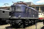 br-118-e-18/739015/118-010-8-in-der-ausstellung-100 118 010-8 in der Ausstellung 100 Jahre elektrische Lokomotiven in München-Freimann am 25.05.1979. Die Lok wurde optich aufgearbeitet und erhielt ein außergewöhnliches blaues Dach.
