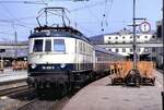 118 028-0 mit Regionalzug nach Regensburg in Ulm auf den  Bayerishen Gleisen  am 25.04.1981.
