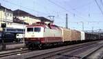 120 005-4 mit Gterzug durch Regensburg am 15.05.1982.