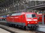 Auch schon historisch, da die Lok bereits abgestellt wurde....
Die 120 115-1 (91 80 6120 115-1 D-DB) DB Fernverkehr AG fährt am 17.06.2016, als Lz aus dem Hauptbahnhof Frankfurt am Main, in die Abstellgruppe. Zuvor hatte die V 60 - 363 218-9 ihren IC-Wagenzug aus dem Hbf gezogen.

Die Lok wurde 1987 von Krauss-Maffei unter der Fabriknummer 19954 (die elektrische Ausrüstung ist von Siemens) gebaut DB geliefert. Seit 2019 ist sie, wie viele 120er, im SSM (Stillstandsmanagement) in Leipzig-Engelsdorf abgestellt. Ob sie nochmal eingesetzt wird ist sehr ungewiss.

Die Baureihe 120 ist eine Elektrolokomotivbaureihe der Deutschen Bahn AG. Sie gilt als die weltweit erste in Serie gebaute Drehstrom-Lokomotive im Hochleistungsbereich mit Umrichter in Halbleitertechnik und ist ein Meilenstein in der Entwicklung elektrischer Lokomotiven. Sie repräsentierte zu ihrer Zeit den letzten Stand der Entwicklung des Drehstromantriebs, bei dem aus dem Wechselstrom der Fahrleitung in Traktionsstromrichtern der Drehstrom zum Antrieb der Asynchron-Fahrmotoren gewonnen wird. Ausgehend von der Technologie der Baureihe 120 wurden Mitte der 1980er Jahre die ersten ICE-Triebköpfe entwickelt. Bis 2020 wurden fast alle sich noch im Einsatz befindlichen Loks der Baureihe 120 abgestellt, wie dies bereits 2019.

Die Serienlok BR 120.1:
Nach vierjähriger Erprobung wurden 1984 insgesamt 60 Serienlokomotiven der Baureihe 120.1 zu einem Stückpreis von 5,5 Millionen D-Mark bestellt. 

Die technischen Änderungen im Vergleich zu den Prototypen waren gering, so entfiel beispielsweise die als Rückfallebene eingebaute elektrische Widerstandsbremse, da sich die Nutzbremse entgegen ersten Erwartungen als zuverlässig herausgestellt hatte. Dafür erhielten die Lokomotiven einen zusätzlichen Hochspannungsfilter, der zwei zusätzliche Dachleitungen erforderlich machte. Diese wurden bei den Vorserienlokomotiven nachgerüstet. Kritisch betrachtet, wurden die mechanischen Schwächen der Vorserienmodelle der Baureihe 120.0 ebenfalls in der Serie beibehalten. Nach erfolgreichen Versuchen mit den für maximal 160 km/h zugelassenen Prototypen 120 001 bis 004 und der bereits für 200 km/h zugelassenen 120 005 konnten die Serienloks für bis zu 200 km/h zugelassen werden.

Am 13. Januar 1987 übergab die Industrie im Bundesbahn-Ausbesserungswerk München-Freimann mit der 120 103 die erste Serien-Drehstromlokomotive an die damalige Deutsche Bundesbahn. Die Auslieferung der Serienloks dauerte bis Ende des Jahres 1989. Sie wurden sofort im planmäßigen Dienst eingesetzt, wobei sie in einem gestrafften Umlaufplan tagsüber Intercity- und Interregio-Züge und nachts schnelle Güterzüge bespannten.

Ausmusterung:
Durch den technischen Fortschritt im Bereich der Schienenfahrzeugtechnik gilt die Baureihe 120 mittlerweile als überholt und zeigt sich zunehmend störanfällig. Der Betriebsbestand der Serienmaschinen bei der DB ist stetig rückläufig. Erste Serienlokomotiven sind bereits verschrottet. Andere Lokomotiven wurden verkauft.

TECHNISCHE DATEN:
Spurweite: 1.435 mm,
Achsformel: Bo`Bo`
Länge über Puffer: 19.200 mm
Drehzapfenabstand: 10.200 mm
Achsabstand im Drehgestell: 2.800 mm
Treibraddurchmesser: 1.250 mm (neu)
Dienstgewicht: 83,2 t
Anzahl der Fahrmotoren: 4
Dauerleistung: 5.600 kW (4 x 1.400 kW)
Anfahrzugkraft: 340 kN (20 137 bis 120 160 nur 290 kN)
Höchstgeschwindigkeit: 200 km/h (als BR 120.2 160 km/h)
Fahrmotoren: 4 Drehstrom-Asynchron-Motoren
Antrieb: Hohlwellen-Kardan-Einzelachsantrieb