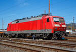 Die 120 127-6 (91 80 6120 127-6 D-BLC) der Bahnlogistik24 GmbH (Dresden) ist am 17.04.2022 in Kreuztal angestellt. Eigentümer der Lok ist die Nürnberger Leasing GmbH (Schwaig).

Die Lok wurde 1987 von Krauss-Maffei in München-Allach unter der Fabriknummer 19958 (die elektrische Ausrüstung ist von Siemens) gebaut DB geliefert. Bis 2021 war sie im Bestand der DB Fernverkehr AG, nun fährt sie für die Bahnlogistik24 GmbH (BLC), wobei Eigentümer der Lok ist die Nürnberger Leasing GmbH (Schwaig).

Eigentlich beträgt die Höchstgeschwindigkeit dieser Baureihe 200 km/h (als BR 120.2 160 km/h), bei dieser konnte ich sehen das sie nur für 140 km/h noch zugelassen ist.

Die Baureihe 120 ist eine Elektro-Lokomotivbaureihe der Deutschen Bahn AG. Sie gilt als die weltweit erste in Serie gebaute Drehstrom-Lokomotive im Hochleistungsbereich mit Umrichter in Halbleitertechnik und ist ein Meilenstein in der Entwicklung elektrischer Lokomotiven. Sie repräsentierte zu ihrer Zeit den letzten Stand der Entwicklung des Drehstromantriebs, bei dem aus dem Wechselstrom der Fahrleitung in Traktionsstromrichtern der Drehstrom zum Antrieb der Asynchron-Fahrmotoren gewonnen wird. Ausgehend von der Technologie der Baureihe 120 wurden Mitte der 1980er Jahre die ersten ICE-Triebköpfe entwickelt. Bis 2020 wurden fast alle sich noch im Einsatz befindlichen Loks der Baureihe 120 abgestellt, wie dies bereits 2019.

Die Serienlok BR 120.1:
Nach vierjähriger Erprobung wurden 1984 insgesamt 60 Serienlokomotiven der Baureihe 120.1 zu einem Stückpreis von 5,5 Millionen D-Mark bestellt.

Die technischen Änderungen im Vergleich zu den Prototypen waren gering, so entfiel beispielsweise die als Rückfallebene eingebaute elektrische Widerstandsbremse, da sich die Nutzbremse entgegen ersten Erwartungen als zuverlässig herausgestellt hatte. Dafür erhielten die Lokomotiven einen zusätzlichen Hochspannungsfilter, der zwei zusätzliche Dachleitungen erforderlich machte. Diese wurden bei den Vorserienlokomotiven nachgerüstet. Kritisch betrachtet, wurden die mechanischen Schwächen der Vorserienmodelle der Baureihe 120.0 ebenfalls in der Serie beibehalten. Nach erfolgreichen Versuchen mit den für maximal 160 km/h zugelassenen Prototypen 120 001 bis 004 und der bereits für 200 km/h zugelassenen 120 005 konnten die Serienloks für bis zu 200 km/h zugelassen werden.

Am 13. Januar 1987 übergab die Industrie im Bundesbahn-Ausbesserungswerk München-Freimann mit der 120 103 die erste Serien-Drehstromlokomotive an die damalige Deutsche Bundesbahn. Die Auslieferung der Serienloks dauerte bis Ende des Jahres 1989. Sie wurden sofort im planmäßigen Dienst eingesetzt, wobei sie in einem gestrafften Umlaufplan tagsüber Intercity- und Interregio-Züge und nachts schnelle Güterzüge bespannten.

Ausmusterung:
Durch den technischen Fortschritt im Bereich der Schienenfahrzeugtechnik gilt die Baureihe 120 mittlerweile als überholt und zeigt sich zunehmend störanfällig. Der Betriebsbestand der Serienmaschinen bei der DB ist stetig rückläufig. Erste Serienlokomotiven sind bereits verschrottet. Andere Lokomotiven wurden verkauft, wie auch diese hier.

TECHNISCHE DATEN:
Spurweite: 1.435 mm,
Achsformel: Bo`Bo`
Länge über Puffer: 19.200 mm
Drehzapfenabstand: 10.200 mm
Achsabstand im Drehgestell: 2.800 mm
Treibraddurchmesser: 1.250 mm (neu)
Dienstgewicht: 83,2 t
Anzahl der Fahrmotoren: 4
Dauerleistung: 5.600 kW (4 x 1.400 kW)
Anfahrzugkraft: 340 kN (20 137 bis 120 160 nur 290 kN)
Höchstgeschwindigkeit: 200 km/h (als BR 120.2 160 km/h)
Fahrmotoren: 4 Drehstrom-Asynchron-Motoren
Antrieb: Hohlwellen-Kardan-Einzelachsantrieb 
