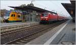 Die DB 120 205-0 mit einem RE von Rostock nach Hamburg trifft in Schwerin auf den ODEG KISS ET 445.111 nach Berlin.