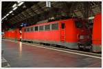 Da sie mittlerweile bei der DB so selten sind, will ich auch dieses Bahnsteigbild hier zeigen:     Die 140 537-2 der DB Schenker Rail Deutschland AG steht am 29.12.2013 (1:18 Uhr) auf Gleis 1 im