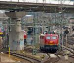 
Die 140 003-5 der EBM Cargo (ex DB E 40 003) rangiert am 04.04.2015 im Hbf Siegen um die 225 094-2 der EBM Cargo an den Haken zu nehmen. 

Die E 40 wurde1957 von Krauss-Maffei in München unter der Fabriknummer 18255 gebaut, wobei der elektrische Teil von den Siemens-Schuckert-Werke (SSW) ist, und als E 40 003 an die Deutsche Bundesbahn geliefert. Zum 01.01.1968 erfolgte die Umzeichnung in DB 140 003-5. 

Bis August 2012 gehörte sie der DB Schenker Rail Deutschland AG  (als 91 80 6140 003-5 D-DB) und wurde dann an die Eisenbahnbetriebsgesellschaft Mittelrhein GmbH in Gummersbach (EBM-Cargo) verkauft, hier hat sie nun die NVR-Nr. 91 80 6140 003-5 D-EBM. Einige Quellen sagen sie sei bereits zum 16.12.2011 z-gestellt gewessen, ich konnte sie jedoch am 25.8. und 01.09.2012 noch als DB Lok ablichten, siehe 
http://hellertal.startbilder.de/bild/deutschland~e-loks~br-140-e-40/217008/140-003-5-ex-e40-003-der.html und http://hellertal.startbilder.de/bild/deutschland~e-loks~br-140-e-40/218570/nachschuss---die-140-003-5-ex.html