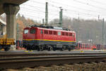 
Die 140 070-4 (91 80 6140 070-4 D-EBM) der Rail Cargo Carrier - Germany GmbH (ex EBM) ist am 24.11.2018 in Kreuztal abgestellt. 

Die E 40 wurde 1957 von Krauss-Maffei in München unter der Fabriknummer 18244 gebaut, der elektrische Teil ist von den Siemens-Schuckert-Werke (SSW). 

Lebenslauf: 
1957 bis 1967 als DB E 40 070 
1968 bis Jan. 2013 als DB 140 0070-4 
ab 21.01.2013 EBM Cargo, Gummersbach (seit 2015 Rail Cargo Carrier - Germany GmbH, eine Tochter der ÖBB).

Die ab dem Jahr 1968 als Baureihe 140 geführten Loks sind technisch gesehen eine E 10.1 ohne elektrische Bremse, jedoch mit geänderter Übersetzung des Getriebes. Mit 879 Exemplaren ist die E 40 die meistgebaute Type des Einheitselektrolokprogramms der Deutschen Bundesbahn. Ihre zulässige Höchstgeschwindigkeit betrug am Anfang entsprechend ihrem vorgesehenen Einsatzgebiet im mittelschweren Güterzugdienst 100 km/h, diese wurde im Juni 1969 jedoch auf 110 km/h erhöht. Die Loks haben eine Dauerleistung von 3.700 kW (5.032 PS).