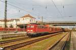 Am 10 Juni 209 durchfahrt 140 681 mit ein PKW-Zug Regensburg.
