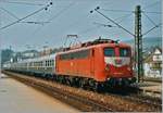 br-140-e-40/662004/die-140-108-2-mit-einen-eilzug Die 140 108-2 mit einen Eilzug Konstanz - Offenburg beim Halt in Engen. 

29. April 1995