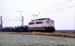 br-140-e-40/744001/140-429-2-mit-coilzug-in-vechelde 140 429-2 mit Coilzug in Vechelde im Januar 1980. Damals waren die Coilwagen noch offen und hatten keine Teleskopabdeckung.