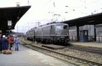 br-140-e-40/801222/140-007-6-und-eine-weitere-140 140 007-6 und eine weitere 140 in Doppeltraktion vor einem Güterzug in Geislingen/Steige am 02.04.1982.
