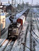 140 795-6 mit Güterzug nach Hannover am 06.01.1979.