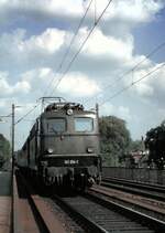 br-141-e-41/802778/141-014-1-mit-einem-personenzug-in 141 014-1 mit einem Personenzug in Ulm auf der Donaubrücke am 05.06.1981.