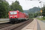 BR 143 585-8 mit ihrer S1 Richtung Schöna hier am 30.06.2014 in Kuhrort Rathen.