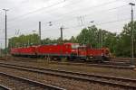 Die 335 103-8 der DB Schenker Rail Deutschland AG, ex DB 333 103-0, hat am 05.10.2013 beim BW Trier drei 143er am Haken.