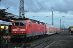 143 170 steht am 03.02.2017 mit ihrer RB49-Ersatzgarnitur nach Gießen in Hanau Hbf.