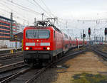 
Die 143 228-5 (91 80 6143 228-5 D-DB) der DB Regio Hessen fährt am 16.12.2017, mit dem RB 22   Main-Lahn-Bahn  von Limburg an der Lahn, in dem Hbf Frankfurt am Main ein. 

Die Lok wurde 1987 bei LEW (VEB Lokomotivbau Elektrotechnische Werke Hans Beimler Hennigsdorf) unter der Fabriknummer 20111 gebaut und als DR 243 228-4 an die Deutsche Reichsbahn geliefert, 1992 erfolgte die Umzeichnung in DR 143 228-5  und 1994 in DB 143 228-5. 