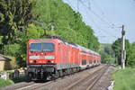 Am 11.05.2018 schleppte 143 141 die Lok 143 231 ab. Hier erreicht die Fuhre als RB22 den Haltepunkt Lindenholzhausen. 