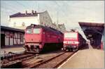Zum Fest: DR 120 337-1 und 243 279-7 in Güstrow Ende September 1990.