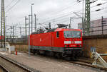 br-143-ex-dr-243/795680/die-143-883-7-91-80-6143 Die 143 883-7 (91 80 6143 883-7 D-DB) der DB Regio AG Sdost (S-Bahn Dresden) ist am 06.12.2022 im Hbf Dresden abgestellt.

Die Lok wurde 1989 bei LEW (VEB Lokomotivbau Elektrotechnische Werke Hans Beimler Hennigsdorf) unter der Fabriknummer 20333 gebaut und als DR 243 883-6 an die Deutsche Reichsbahn geliefert, 1992 erfolgte die Umzeichnung in DR 143 883-7 und 1994 in DB 143 883-7.
