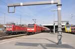 143 555 und 146 238-1 mit Dosto-Zug R 5 und rechts außen DB 612 005 RE 55 BW bewegt in Ulm am 22.03.2024.