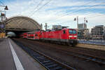 Die 143 828-2 (91 80 6143 828-2 D-DB) der DB Regio AG Südost mit drei Doppelstock-Wagen verlässt am 08 Dezember 2022 als S 2 (Dresden Flughafen - Pirna) der S-Bahn Dresden den Hauptbahnhof