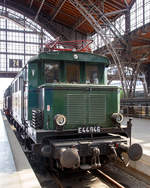 br-144-e-44-dr-244/599634/die-e44-046-eigentlich-97-80 Die E44 046 (eigentlich 97 80 8144 046-0 D-DB), ex DR 244 046-9, ex SZD E 44 046 (Sowetskije schelesnyje dorogi, Staatsbahn der Sowjetunion), ex DRG E44 046, ausgestellt im Leipziger Hauptbahnhof auf dem Museumsgleis bzw. Traditionsgleis (Gleis 24). Die Lok ist Eigentum vom DB Museum Nürnberg.

Die E44 wurde 1936 von der Krauss-Maffei AG in München-Allach unter der Fabriknummer 15549 (mechanischer Teil) gebaut, der elektrische Teil von SSW - Siemens-Schuckert-Werke GmbH in Berlin unter Fabriknummer 3099 und als E44 046 an die Deutschen Reichsbahn-Gesellschaft geliefert. 1946 ging die Lok als Reparationsleistung an die UdSSR (SZD - Sowetskije schelesnyje dorogi) und wurde auf die Russische Breitspur (1.524 mm) umgespurt und mit SA3-Mittelpufferkupplungen ausgerüstet. 1952 wurden desolaten Zustand zurückgegeben und kam in drei Teile zerlegt im RAW Dessau an. Im RAW Dessau erfolgte die Generalreparatur 1958. In der Zeit vom Juli 1958 bis Ende 1981 erreichte die Lok eine Laufleistung von 1.980.472 km.

Bereits 1980 wurde E 44 046 von der DR zur betriebsfähigen Traditionslok bestimmt. Während der Hauptuntersuchung wurde die Lok 1984 im Raw Dessau in den Zustand der Jahre 1958 bis 1961 versetzt (u.a. Anbau der mittleren Sandkästen je Drehgestellseite, Wiedereinbau eines Haupttransformators WBT590D wie im Lieferzustand, schwarzer Anstrich der Drehgestelle). 1992 wurde die Lok mit Indusi I60 und Zugbahnfunk MESA ausgerüstet, die Abnahme der Sicherheitseinrichtung und des Funkes erfolgte am 19.April 1992. Im September 1999 nahm die Lok an der großen Austellung zum Jubiläum '100 Jahre Verkehrsmuseum Nürnberg' teil. Seit dem Fristablauf auf 27.Dezember 2001 dient die Lok als rollfähiges Exponat. Seit Sommer 2005 ist die Lok auf dem Museumsgleis 24 in Leipzig Hbf ausgestellt.

Die Elektrolokomotiven der Baureihe E 44 waren die ersten Elektrolokomotiven in großer Stückzahl auf dem deutschen Schienennetz. Die E 44 stellt einen Meilenstein der Elektrolokomotiventwicklung dar, denn bei ihr wurde erstmals bei einer größeren Streckenlokomotive auf Vorlaufachsen und Stangenantrieb verzichtet, außerdem wurde der viele Jahre erfolgreiche Tatzlager-Antrieb etabliert. Die als Universallokomotiven konzipierten Lokomotiven erwiesen sich als sehr robust und zuverlässig und prägten den Eisenbahnverkehr in den elektrifizierten Netzen Süd- und Mitteldeutschlands von den 1930er Jahren bis in die 1980er Jahre.

Die Elektrolokomotiven der Baureihe E 44 (ab 1968 bei der DB Baureihe 144 bzw. ab bei der DR 1970 Baureihe 244) wurden ab 1930 von Walter Reichel entworfen. Mit ihrem Konzept als Mehrzweck-Elektrolok, die vor Güter- und Personenzüge gespannt werden konnte, kann dies als Pionierleistung betrachtet werden. Die ersten Maschinen wurden ab 1932 von der Deutschen Reichsbahn-Gesellschaft (DRG) in Dienst gestellt, nachdem ein Jahr zuvor eine Vorserienlok (E 44 001) von Krauss-Maffei und den Siemens-Schuckertwerken (SSW, elektrischer Teil) entwickelt und durch die DR erprobt wurde. Die Fahrzeuge mit der Achsfolge Bo’Bo’ waren die ersten deutschen Serienelektroloks mit Drehgestellen ohne Laufachsen und Einzelachsantrieb und vorrangig für die ab 1933 neu elektrifizierte Strecke von Augsburg über die Geislinger Steige nach Stuttgart vorgesehen.

Die Lokomotiven bewährten sich dort, so dass weitere Loks an alle wichtigen bayerischen, mitteldeutschen und schlesischen Bahnbetriebswerke, in denen Elektrolokomotiven stationiert waren, geliefert wurden. 

Bis 1945 wurden die Lokomotiven wegen der militärstrategischen Bedeutung, immer mehr unter Verwendung von Heimbaustoffen, unter der Bezeichnung KEL 1 (Kriegsellok 1) beschafft. Insgesamt wurden 174 Maschinen gebaut, von denen jedoch etliche durch Kriegshandlungen einen Totalschaden erlitten und deshalb ausgemustert werden mussten.

Die in Ostdeutschland stationierten Lokomotiven mussten nach der Einstellung des elektrischen Betriebs im Rahmen der Reparationen an die UdSSR abgegeben werden. Die seinerzeit modernen E 44 (und E 94) wurden auf 1.524 mm umgespurt und mit SA3-Mittelpufferkupplungen ausgerüstet. Für beide Umbauten waren die Drehgestellrahmen aber nicht ausgelegt, die Folge war ein Verlust an Stabilität. 1952 wurden nach Abschluss des Versuchsbetriebes 44 Maschinen sowie zwei in Hirschberg/Schlesien (heute Jelenia Góra) erbeutete Maschinen in einem desolaten Zustand zurückgegeben. Die umgespurten Maschinen erreichten das RAW Dessau in je drei Teile zerlegt auf Flachwagen verladen.

Die Mehrzahl der Lokomotiven kam jedoch zur Deutschen Bundesbahn. Diese baute sogar sieben Loks nach, da es im Rahmen des Besatzungsstatuts untersagt war, völlig neue Lokomotiven zu entwickeln: 1950 die E 44 181, 1951 die E 44 182 und 183 sowie 1955 die E 44 184 bis 187. Insgesamt verfügte die DB über 125 Lokomotiven. Die DB rüstete mehrere Maschinen für den Wendezugbetrieb aus, kenntlich gemacht durch ein G hinter der Loknummer. Die E 44 mit elektrischer Bremse wurden durch ein W kenntlich gemacht. Diese Lokomotiven wurden u. a. auf der Höllentalbahn im Schwarzwald eingesetzt. Ab 1968 wurde bei der DB die E 44 als Baureihe 144 umgezeichnet. Die Lokomotiven mit elektrischer Bremse wurden in Baureihe 145 (Deutsche Bundesbahn) umgezeichnet.

TECHNISCHE DATEN:
Spurweite: 1.435 mm
Achsanordnung:  Bo'Bo'
Länge über Puffer:  15.290 m
Drehzapfenabstand: 6.300 mm
Achsabstand im Drehgestell: 3.500 mm
Treibraddurchmesser:  1.250 mm
Höchstgeschwindigkeit:  90 km/h
Stundenleistung:  2.200 kW bei 76 km/h
Dauerleistung: 1.860 kW bei 86 km/h
Anfahrzugkraft:  196 kN
Stundenzugkraft: 104 kN
Dauerzugkraft: 78 kN
Dienstgewicht:  78,0 t
Achslast: 19,5 t
Stromsysteme:  15 kV 16 2/3 Hz, Oberleitung
Antrieb: Tatzlagerantrieb
Anzahl der Fahrstufen: 15
Transformator OFA: 1.450 kVA

