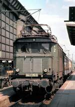 br-144-e-44-dr-244/801151/144-035-3-mit-nahverkehrszug-in-karlsruhe 144 035-3 mit Nahverkehrszug in Karlsruhe am 17.04.1982.