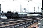 145 176-4 bringt einen D-Zug in die Abstellgruppe in München am 27.06.1982.