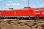   Sie sieht aus wie frisch aus der Fabrik, ist sie aber nicht...Die 145 011-3 (91 80 6145 011-3 D-DB) der Schenker Rail Deutschland AG ist am 18.04.2015in Kreuztal abgestellt.