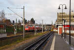 Die 146 014-6 (91 80 6146 014-6 D-DB) der DB Regio AG Sdost erreicht am 07.12.2022, als S 1 der S-Bahn Dresden, von Meien nach Bad Schandau, den Bahnhof Radebeul Ost.

Die TRAXX P160 AC1 wurde 2001 von der Bombardier Transportation GmbH  in Kassel unter der Fabriknummer 33881 gebaut.

Hier rechts der Schmalspur Bahnhof der Lnitzgrundbahn (SDG - Schsische Dampfeisenbahngesellschaft mbH), links der Normalspurbahnhof der DB.
