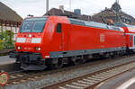 br-1461-traxx-p160-ac1/761922/die-146-120-1-91-80-6146 Die 146 120-1 (91 80 6146 120-1 D-DB) am 25.08.2014, mit dem RE 30 'Main-Weser-Express' (Kassel Hbf - Gießen - Frankfurt/Main Hbf), beim Halt im Bahnhof Treysa.

Die TRAXX P160 AC1 wurde 2004 bei Bombardier in Kassel unter der Fabriknummer 34019 gebaut. 

Die Type TRAXX P160 AC1 (2. Bauserie) wurde in den Jahren 2003 bis 2005 ausgeliefert. Diese Loks sind eine technische Variante der Baureihe 185, wobei diese aber nur für den Einsatz unter 15 kV 16,7 Hz vorgesehen sind. Daher hat DB Regio diese Loks als Baureihe 146.1 eingeordnet. Sie haben eine wesentlich höhere Nennleistung als die ursprüngliche BR 146.0 (bei diesen wurde 2010 ein leistungssteigernder Umbau durchgeführt).

Technische Daten:
Spurweite: 1.435 mm
Achsanordnung: Bo`Bo`
Länge über Puffer: 18.900 mm
Dienstgewicht: 84 t 
Radsatzlast: 21 t
Nennleistung (Dauerleistung):  5.600 kW (7.600 PS)
Anfahrzugkraft: 300 kN
Antrieb: Hohlwellenantrieb
Höchstgeschwindigkeit: 160 km/h
Fahrdrahtspannung: 15 kV 16,7 Hz