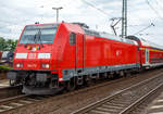 br-1462-traxx-p160-ac2/566865/die-146-278-7-91-80-6146 Die 146 278-7 (91 80 6146 278-7 D-DB) der DB Regio NRW, mit dem RE 5 'Rhein-Express' (Koblenz - Köln - Wesel), am 16.06.2017 beim Halt im Bahnhof Andernach. 

Die TRAXX P160 AC2 wurde 2015 von Bombardier in Kassel unter der Fabriknummer 35088 gebaut.

Eine dritte Bauserie der  BR146 (Bombardier Traxx P160 AC2), die seit 22. Juli 2005 ausgeliefert wird, übernimmt die mit der 185.2 eingeführten Änderungen und wird als 146.2 bzw. 146.5 eingeordnet.

Im August  2012 hatte die Deutsche Bahn weitere 32 Lokomotiven der Reihe 146 (intern bei der DB als 146.3 geführt) bei Bombardier bestellt, um ihre Fahrzeugflotte im Regionalverkehr zu verjüngen. Das Auftragsvolumen betrug rund 108 Millionen Euro. Die ersten beiden Lokomotiven wurden 2014 ausgeliefert, die restlichen 30 wurden 2015 ausgeliefert. Sechs Lokomotiven sind in Frankfurt beheimatet (146 251–256), die restlichen 26 in Dortmund (146 257–282).


TECHNIK:
Drehgestelle und Fahrmotoren
In den beiden Drehgestellen in Kastenbauweise laufen je zwei Monobloc-Radsätze. Sie stützen mit Flexicoil-Federn den Rahmen und übertragen Zug- und Bremskräfte über eine Zug-/Druckstange. Jede Achse wird von einem integrierten Gealaif-Motor-Getriebe-Block angetrieben. Der Drehstrom-Asynchronmotor bildet dabei mit seinem Getriebe eine gekapselte und nur als Ganzes tauschbare Einheit.


Bei dieser  schnelleren Baureihe 146 bzw. Traxx P160 mit einer Höchstgeschwindigkeit von 160 km/h wurde ein moderner Hohlwellenantrieb eingebaut, der gefedert im Drehgestell aufgehängt ist. 
Hier überträgt der Motor seine Kraft auf eine Hohlwelle, die über Kardangelenke mit dem Radsatz verbunden ist. Die Drehgestelle der einzelnen Traxx-Generationen unterscheiden sich leicht, können aber untereinander ausgetauscht werden.

Bei den Traxx F140 ist dagegen dieser Antrieb als Tatzlagerantrieb ausgeführt, d. h. der Motorblock stützt sich auf der Achse ab, die er antreibt.  Dieser Antrieb ist preisgünstigen und einfacher zu warten. 

Lokkasten
Auf den aus zwei Langträgern und sechs Querträgern aufgebauten Hauptrahmen sind die durchgehend glatten Seitenwände montiert. Diese bilden mit dem Rahmen eine selbsttragende Einheit. Das Dach ist zum Austausch von Baugruppen im Maschinenraum in drei Teilen abnehmbar. Wie bei Drehstromlokomotiven üblich, ist der Transformator tiefliegend unter dem Kastenboden aufgehängt, so dass im Maschinenraum Platz für einen durchgehenden Mittelgang ist. Der Kasten mit den Führerhäusern ist in Stahlbauweise ausgeführt. Ab Traxx 2 wurden die Stirnpartien der Führerhäuser besonders verstärkt, um im Falle eines Zusammenstoßes den Lokführer besser zu schützen. Damit erfüllt der Lokkasten die neuen europäischen Anforderungen bezüglich Crashsicherheit. Die Stirnfront ist bei diesen Lokomotiven im unteren Bereich nicht mehr eingezogen.


Bremsen
Der Bremsrechner der Lokomotiven ist so programmiert, dass er eine angeforderte Bremsverzögerung immer zunächst mit der elektrischen Bremse zu erreichen versucht, erst wenn diese nicht ausreicht, nimmt er die Druckluftbremse zu Hilfe. Bremsanforderungen lassen sich bei entsprechend ausgerüsteten Zügen über die ep-Leitung an die Wagen übertragen, so dass alle Bremsen im Zug gleichzeitig ansprechen und es nicht zu Stauchungen bzw. Dehnungen im Zugverband kommen kann. Die Radsätze weisen integrierte Scheibenbremsen auf. Zu den Nicht-Betriebsbremsen auf den Lokomotiven gehören die direkt wirkende Zusatzbremse zum Rangieren des Triebfahrzeugs und die Federspeicherbremse zum Sichern des abgestellten Fahrzeugs. Alle Druckluftverbraucher im Zug werden von einem Luftpresser mit 2400 l/min Ansaugvolumen über einen 800-Liter-Hauptluftbehälter versorgt.


TECHNISCHE DATEN:
Spurweite: 1.435 mm
Achsanordnung: Bo`Bo`
Länge über Puffer: 18.900 mm
Drehzapfenabstand: 10.440 mm
Dienstgewicht: 85 t 
Radsatzlast: 21,3 t
Nennleistung (Dauerleistung):  5.600 kW (7.600 PS)
Anfahrzugkraft: 300 kN
Dauerzugkraft: 265 kN
max. elektrische Bremskraft: 150 kN (15t)
Höchstgeschwindigkeit: 160 km/h
Kleinster befahrbarer Gleisbogen: R= 100 m
Antrieb: Hohlwellenantrieb
elektr. Antrieb: Drehstrom- Asynchron-Motoren (4 Stück)
Fahrdrahtspannung: 15 kV 16,7 Hz (technisch auch 25 kV 50 Hz möglich, aber nicht bestellt)