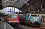 br-1462-traxx-p160-ac2/572478/146-246-4-als-re54-nach-bamberg 146 246-4 als RE54 nach Bamberg wartet zusammen mit einer RE50-Garnitur nach Fulda am 26.08.2017 auf die Abfahrt aus dem Frankfurter Hbf. 