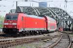 br-1462-traxx-p160-ac2/612258/db-146-268-treft--vom-hohenzollern-bruecke DB 146 268 treft -vom Hohenzollern-Brücke kommend- in Köln Hbf ein am 27 April 2018.