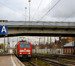 Die 146 240-7 (91 80 6146 240-7 D-DB) der DB Regio Bayern erreicht am 24.11.2022, mit dem RE 50 (Mnchen – Regensburg – Nrnberg), den Hauptbahnhof Regensburg.
