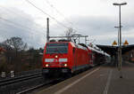 Die 146 225-9 (91 80 6146 225-8 D-DB) der DB Regio AG Südost, mit drei Doppelstock-Wagen, verlässt am 07.12.2022 als S 2 (Dresden Flughafen – Pirna) der S-Bahn Dresden den Bahnhof