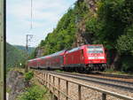 br-1462-traxx-p160-ac2/805041/146-214-2-mit-ire-doppelstockzug-nach 146 214-2 mit IRE Doppelstockzug nach Stuttgart Hbf auf der Geislinger Steige am 22.06.2014.