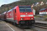 br-1462-traxx-p160-ac2/836361/am-29-dezember-2023-halt-146 Am 29 Dezember 2023 halt 146 234 mit Teilwerbung und zweistündlich verkehrender RE nach Konstanz in Hornberg.