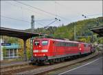 BR 151/230167/die-beiden-db-schenker-rail-loks Die beiden DB Schenker Rail Loks 151 020-5 und 151 043-7 ziehen einen leeren Kohlezug durch den Bahnhof von Betzdorf (Sieg). 13.09.2012 (Hans)