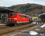 Die 151 043-7 der DB Schenker Rail rauscht mit einem gemischten Gterzug am 16.03.2013 durch den Bahnhof Betzdorf/Sieg in Richtung Kln.