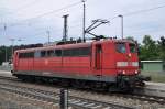 Die 151 147-6 steht am Bahnsteig in Amstetten fr die Abschleppung eines ICE bereit, der Probleme gemeldet hatte, am 08.08.2009.