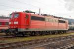 BR 151/470441/die-151-135-1-91-80-6151 
Die 151 135-1 (91 80 6151 135-1 D-DB) der DB Schenker Rail Deutschland AG ist am 05.12.2015 im Kreuztaler Abstellbereich abgestellt. Die Lok wurde 1976 von Henschel in Kassel unter der Fabriknummer 32027 gebaut.