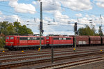 Zwei Loks der BR 151 der DB Cargo Deutschland AG mit einem Kohlezug sind am 02.10.2016 beim Bahnhof Friedberg (Hessen) abgestellt.